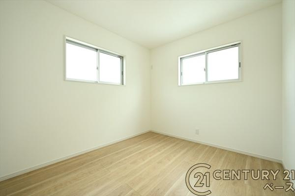 桜井市粟殿 ３号地 ／新築一戸建の洋室|■現地撮影写真■通風良好な２面採光のお部屋！