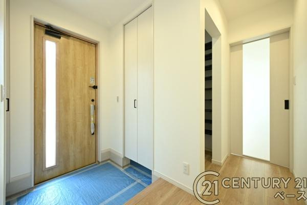 桜井市粟殿 ３号地 ／新築一戸建の玄関|■現地撮影写真■すっきりとした明るい玄関が家族やお客様を迎えてくれます！