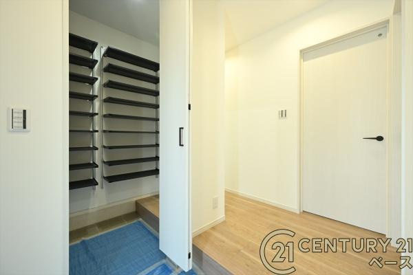 桜井市粟殿 ３号地 ／新築一戸建の玄関|■現地撮影写真■土間収納付きで玄関をスッキリ広々使用出来ます！