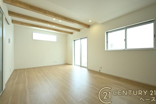 桜井市粟殿 ３号地 ／新築一戸建の居間・リビング|■現地撮影写真■窓ガラスは気密性を高めるペアガラスを採用！結露防止にも効果的です！