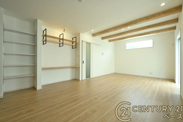 桜井市粟殿 ３号地 ／新築一戸建の居間・リビング|■現地撮影写真■たっぷり収納できるリビング収納付きです！