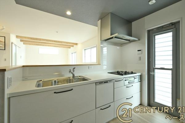 桜井市粟殿 ３号地 ／新築一戸建のキッチン|■現地撮影写真■収納力と使いやすさを追求したシステムキッチンです！食洗機付きで毎日の洗い物も楽々！