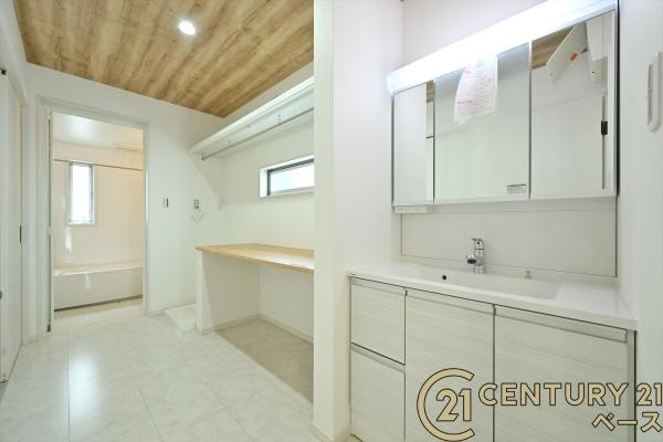 桜井市粟殿 ３号地 ／新築一戸建の独立洗面台|■現地撮影写真■三面鏡タイプのミラーキャビネット！収納スペースも豊富です！