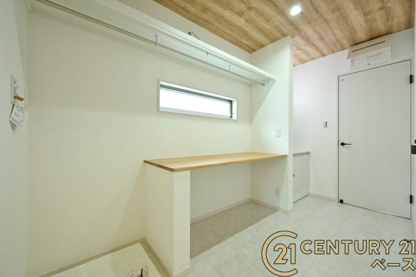 桜井市粟殿 ３号地 ／新築一戸建の独立洗面台|■現地撮影写真■収納スペースも完備した洗面化粧台！