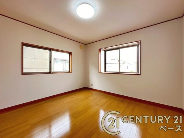 大和高田市大東町　一戸建の寝室|■現地撮影写真■開放感のある広々した主寝室！他に洋室が２部屋ございます！