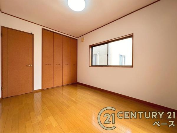 大和高田市大東町　一戸建の洋室|■現地撮影写真■各洋室にクローゼットがあるため、収納スペースに困りません。