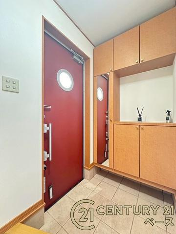 大和高田市大東町　一戸建の玄関|■現地撮影写真■すっきりとした明るい玄関が家族やお客様を迎えてくれます！