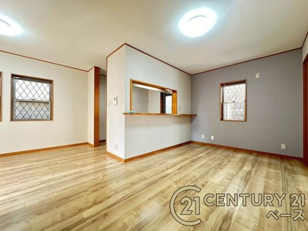 大和高田市大東町　一戸建の居間・リビング|■現地撮影写真■ご家族でくつろいでいただける広々としたリビングです！