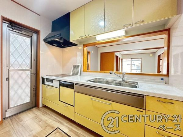 大和高田市大東町　一戸建のキッチン|■現地撮影写真■家族とのコミュニケーションがとりやすい人気のカウンターキッチン！
