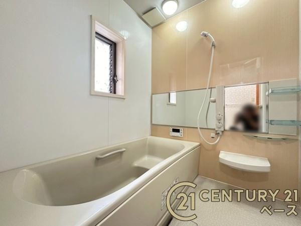 大和高田市大東町　一戸建の浴室|■現地撮影写真■ゆったりしたサイズの浴室！足を伸ばしての入浴は疲れも癒してくれます！