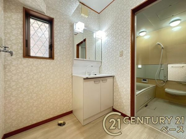 大和高田市大東町　一戸建の独立洗面台|■現地撮影写真■三面鏡タイプのミラーキャビネット！収納スペースも豊富です！