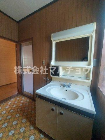 オレンジランド戸建の独立洗面台|朝の支度にも助かる、独立の洗髪洗面化粧台