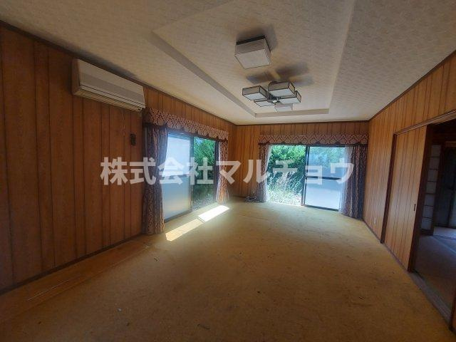 オレンジランド戸建の居間・リビング|ゆったりとした居間です