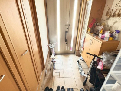 【玄関】 | 鶴見区今津北５丁目中古戸建 | 採光デザインの玄関ドアが光を取り込む明るい玄関です。