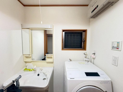 【脱衣所】 | 鶴見区今津北５丁目中古戸建 | 洗面室には窓があり通気性良好！