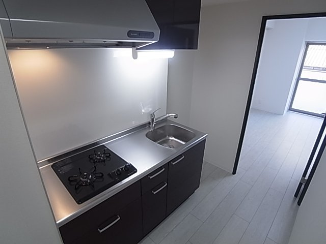 神戸市兵庫区塚本通２丁目の賃貸マンションのキッチン|システムキッチン（ガス２口）