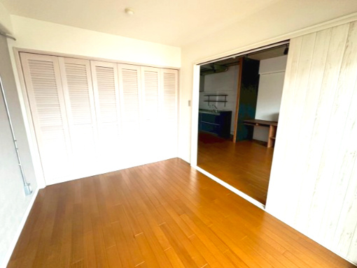 サーパス久保田の洋室|主寝室に最適な居室には、大容量のクロゼットがあります。衣類だけでなく季節物の家電やスーツケースもまとめて収納できるため、居住スペースを広く使え、落ち着いた寝室環境を維持できます。