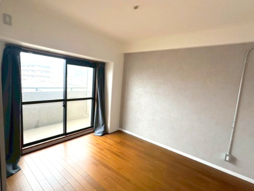 サーパス久保田の洋室|2019年のリノベーションにより、使い勝手の良い間取りへと変更されました。ダブルベッドを置いてもゆとりのある広さで、朝は窓からの光で爽やかに目覚められます。