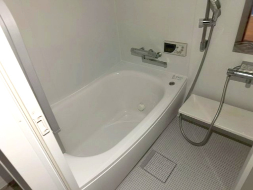 サーパス久保田の浴室|追焚機能と浴室乾燥機を備えた快適なバスルームへリノベーション済みです。天候を気にせず洗濯物を乾かせる乾燥機は、共働き世帯の強い味方に。一日の疲れを癒やす広々とした空間で、リラックスタイムを過ごせます。