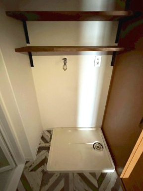 サーパス久保田のランドリースペース|清潔感のある洗面脱衣所は、リノベーションにより機能的な空間へ生まれ変わりました。洗濯機置場の配置も工夫されており、洗濯から浴室乾燥機への移動も最小限の歩数で完結。毎日の家事ルーティンが楽になります。