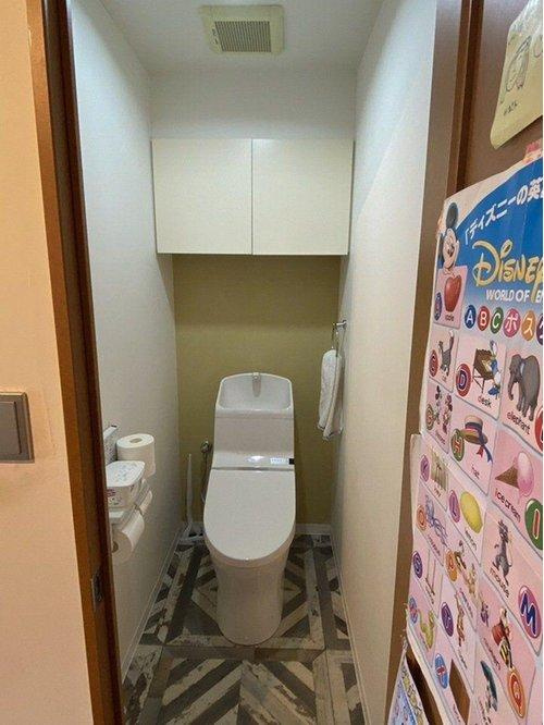 サーパス久保田のトイレ|2019年に内装を含めてリフレッシュされたトイレは、明るく衛生的な印象を与えます。手洗い場や備品収納の配置も工夫されており、限られたスペースを有効に活用した、使い心地の良いプライベート空間です。