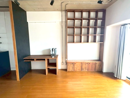 サーパス久保田のその他|南向きの窓から注ぐ光が部屋の隅々まで届き、開放感に満ちた住まいです。大画面テレビやソファを置いても余裕のある広さでくつろげます。造作の棚があり読書や趣味スペースとして活用可能。