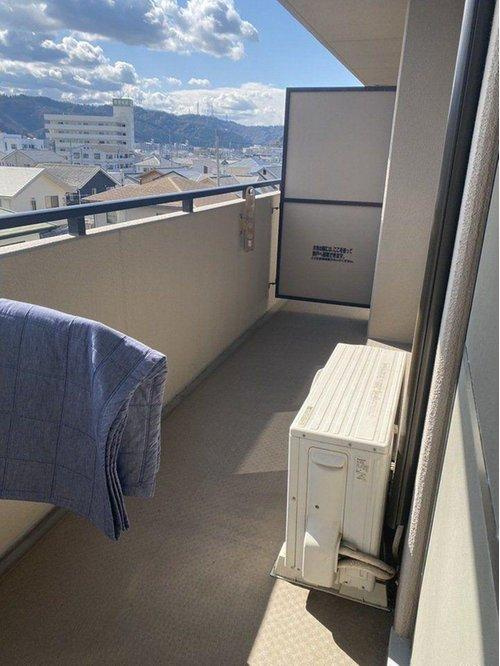 サーパス久保田のバルコニー|南向きのバルコニーは、洗濯物を一度にたくさん干せる広さを確保しています。日当たりが良いのはもちろん、4階部分で周囲の視線も気になりにくいため、椅子を出して読書を楽しむなど、屋外の開放感を満喫できます。