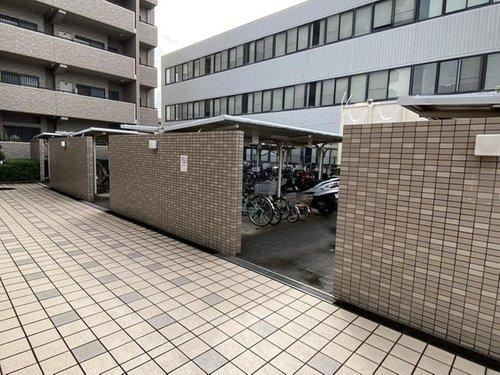 サーパス久保田の駐輪場|屋根付きの駐輪場があります。通学や通勤で使う方に安心な設備です。