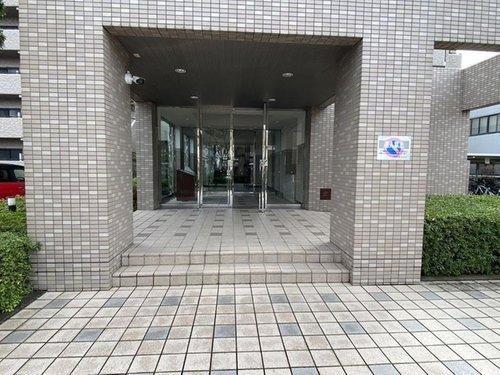 サーパス久保田のエントランス|手入れの行き届いた植栽が四季を感じさせます。エントランスからのアプローチもスムーズで、帰宅のたびに安心します。