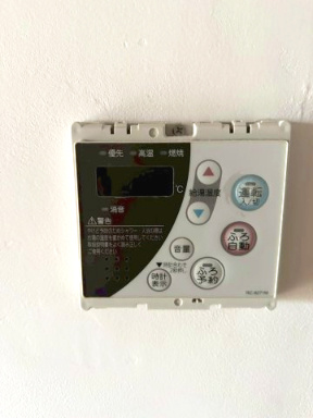 サーパス久保田の発電・温水設備|ボタンひとつでお湯張りから保温までおまかせの「ふろ自動」機能付き。家族で入浴時間がずれても、「追いだき」機能でいつでも温かいお風呂に入れます。