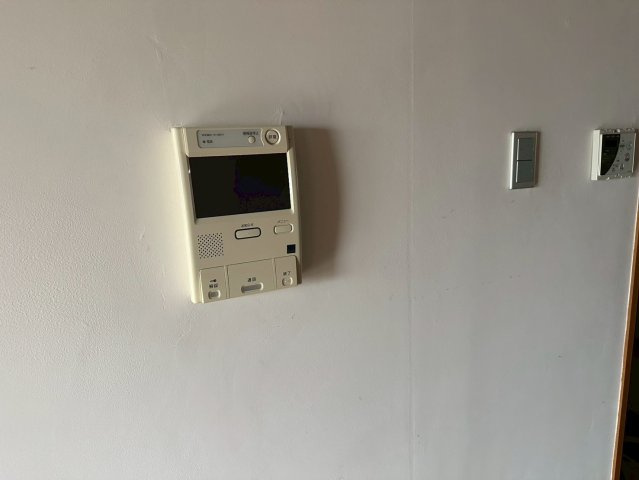 サーパス久保田のセキュリティ|来訪者の顔をモニターで確認してから応対できるため、防犯面で非常に安心です。オートロックの解錠も室内からスムーズに行え、不審者の侵入を未然に防ぎます。小さなお子様がいるご家庭でも心強い設備です。