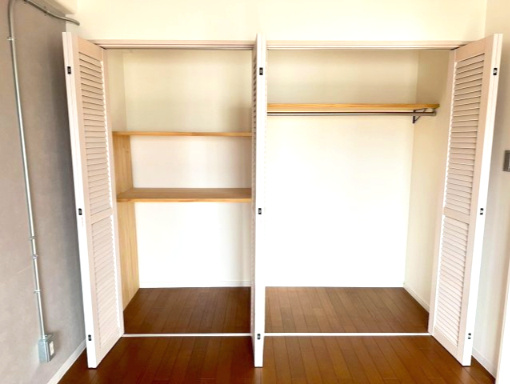 サーパス久保田の収納|クロゼットを備えたこの部屋は、収納家具を最小限に抑えられるため、インテリアを自由に楽しめます。壁紙も一新されており落ち着いた雰囲気。プライベートな時間を大切にできます。