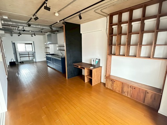 サーパス久保田の居間・リビング|2019年に一新されたフローリングと壁紙が、20帖のLDKをより広く明るく演出します。バルコニーからの心地よい風が通り抜け、日当たりも良好。友人を招いてのホームパーティーも楽しめる自慢のリビングです。