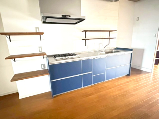 サーパス久保田のキッチン|火力の安定したコンロを備えたキッチンは、2019年のリノベーションで清潔感あふれる空間へ。食器洗い乾燥機の搭載により、手荒れを防ぎながら家事時間を短縮できるため、心にゆとりが生まれる毎日が叶います。