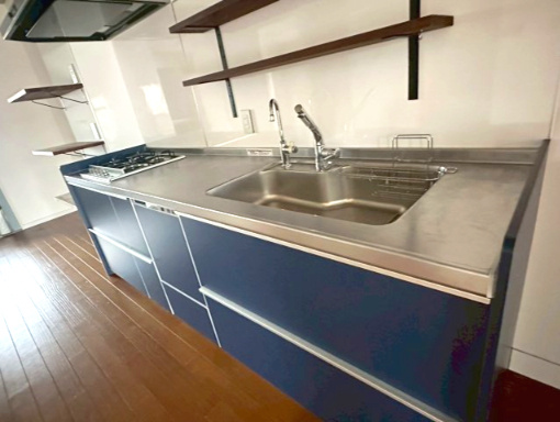 サーパス久保田のキッチン|収納力のあるシステムキッチンへリノベーションされており、調理器具もすっきりと収まります。食洗機完備で後片付けの手間も省けるため、食後の時間をゆったりと過ごせます。