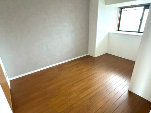 サーパス久保田の洋室|明るい色調のフローリングが印象的なこの部屋は、リノベーションにより現代的な使い心地に。テレワーク用のデスクも配置しやすく、独立した空間として機能します。清潔感のある内装が、作業の効率を高めてくれます。