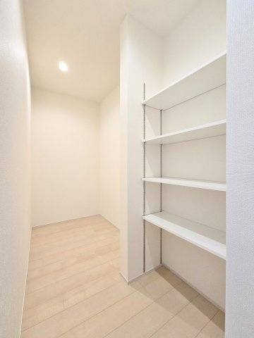 青梅市長淵３丁目　全７棟の収納|キッチン裏のパントリー♪