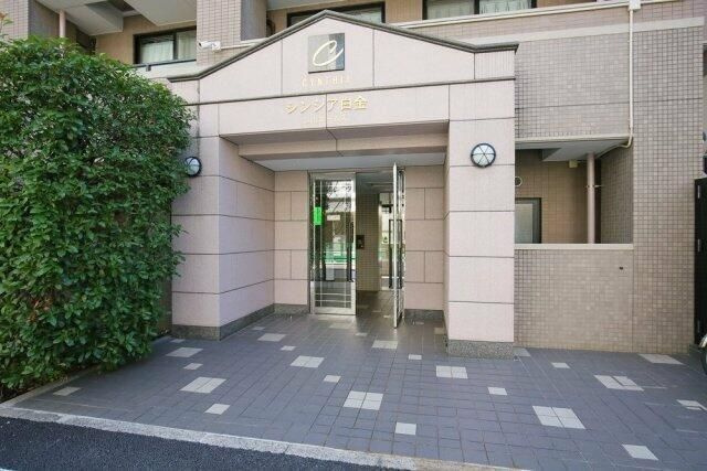 シンシア白金山北ホームズの玄関