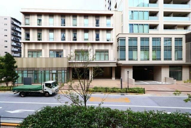 シンシア白金山北ホームズの玄関