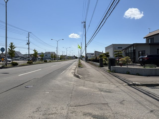 北見市朝日町４８番地２６５、４８番地２６４　中古売家の前面道路含む現地写真