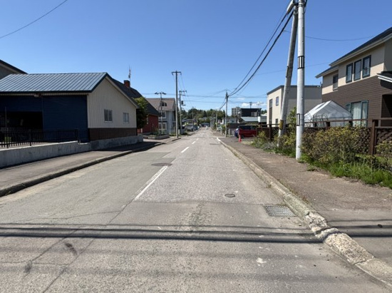 北見市朝日町４８番地２６５、４８番地２６４　中古売家の前面道路含む現地写真