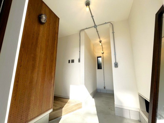 渡田３丁目　築浅デザイナーズ戸建　♪のエントランス