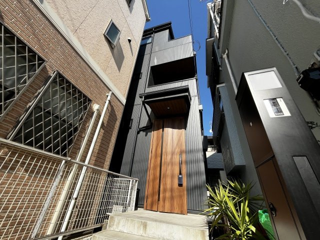 渡田３丁目　築浅デザイナーズ戸建　♪の外観|2022年5月築　3LDK　南向き　オーナー様のこだわりが詰まった物件です　近隣にはスーパーコンビニドラッグストアなど生活施設も充実　