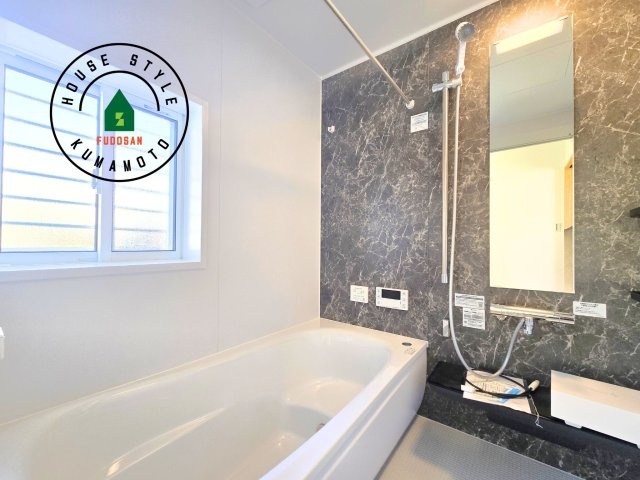 熊本市西区中原町第1-4棟（1号棟）の内観：施工例|1日の疲れを癒してくれる広々バスルーム。雨の日のお洗濯にも大活躍な浴室乾燥機付です！