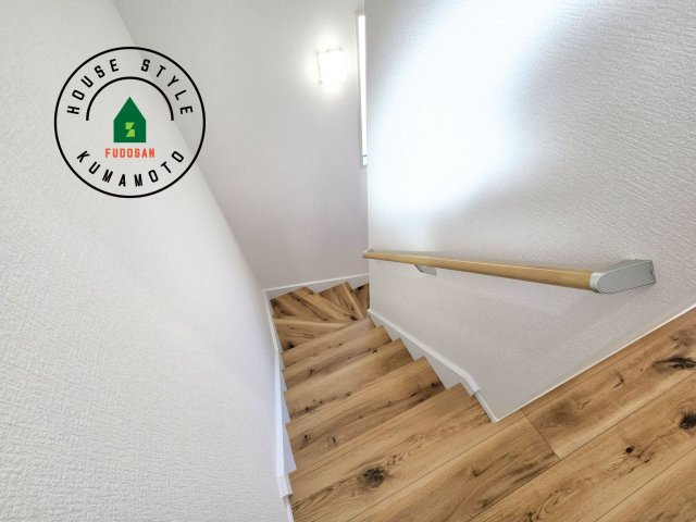 熊本市西区中原町第1-4棟（1号棟）の内観：施工例|＜手すり付階段＞手すりがないと階段の昇り降りで危険なことはもちろん、壁に手をつきながら歩くことで壁紙が汚れやすくなります。すべての方に快適に昇り降りしていただくため、手すりを設置しました。