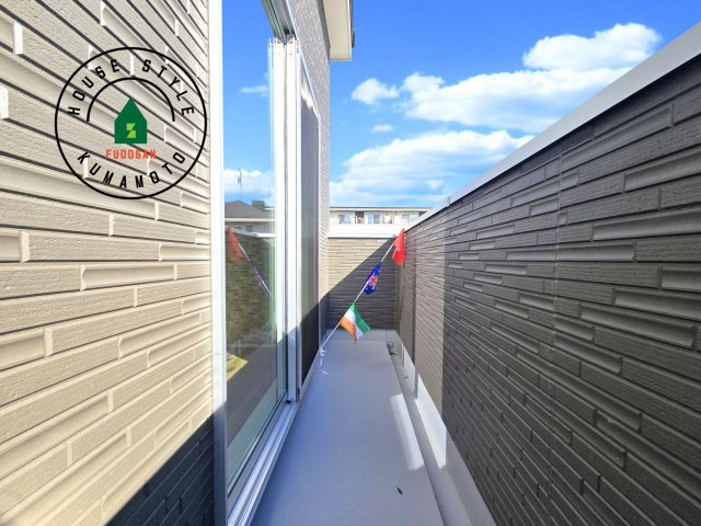 熊本市西区中原町第1-4棟（1号棟）の外観：施工例|風をしっかりと感じられるバルコニーでは、毎日が洗濯日和です。広々としているので洗濯も楽しくなるでしょうし、気分転換にバルコニーからの眺めを楽しむのもいいでしょう。