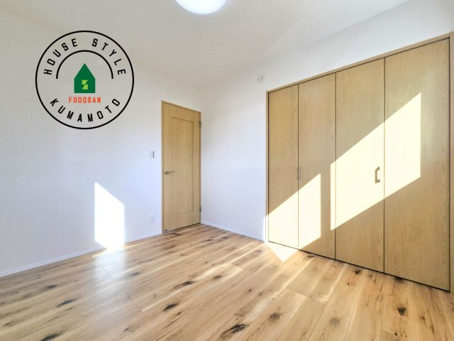 熊本市西区中原町第1-4棟（1号棟）の内観：施工例|採光良好な洋室は全居室、複層ガラスの遮熱効果と断熱効果で、一年中快適に過ごせます。