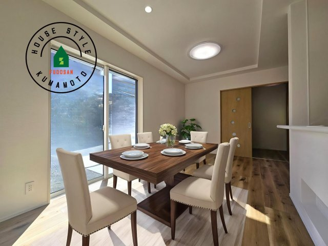 熊本市西区中原町第1-4棟（1号棟）の内観：施工例|明るく開放的なリビングダイニングは豊かな陽光が注ぎ込み、やすらぎの空間を演出してくれます。ご家族で楽しいひとときをお過ごし下さい。※家具はCGを合成したものです。