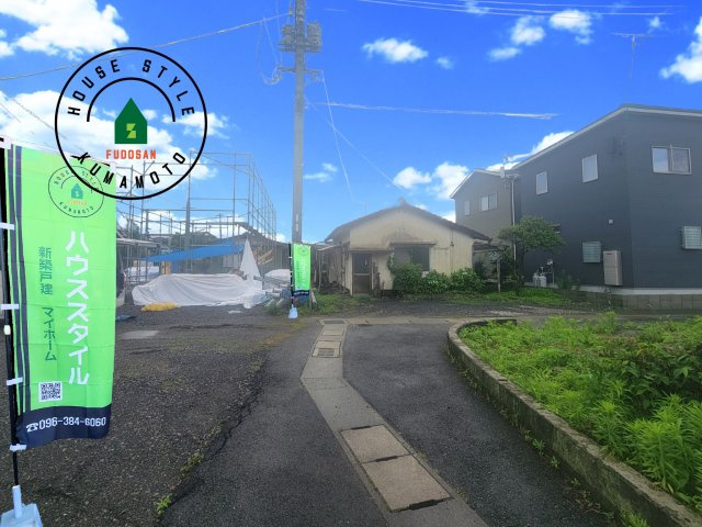 熊本市西区中原町第1-4棟（1号棟）の前面道路含む現地写真|前面道路は閑静な住宅地をはしる車通りの少ない道路。お車の出し入れが苦手なママや小さなお子様にも安心ですね。しっかり舗装もされているので、ベビーカーや自転車で通っても快適に通行できます。前面道路です。