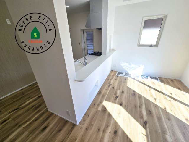 熊本市西区中原町第1-4棟（1号棟）の内観：施工例|キッチンから立ち込める香りが今日の料理を期待させます。